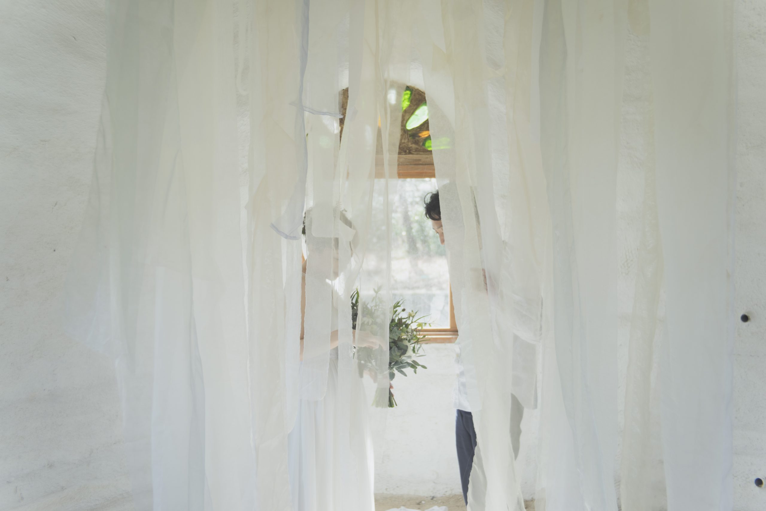 牧場のアースバックハウスの中でのフォトウェディング