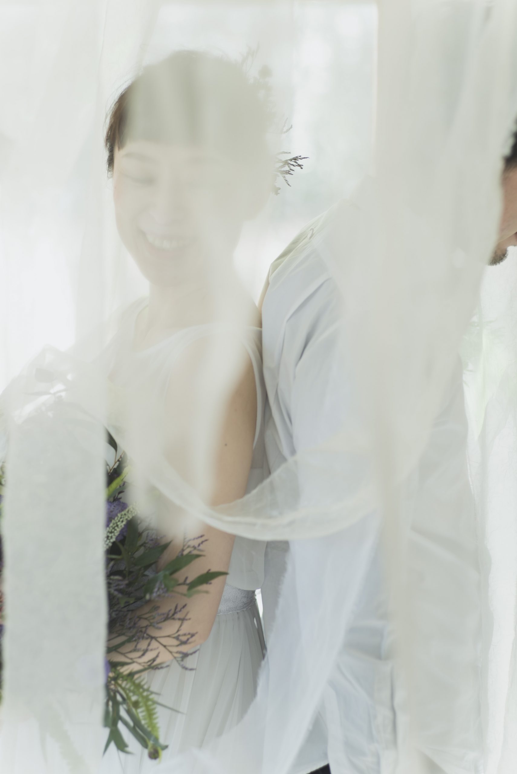 牧場フォトウェディングでの新郎新婦