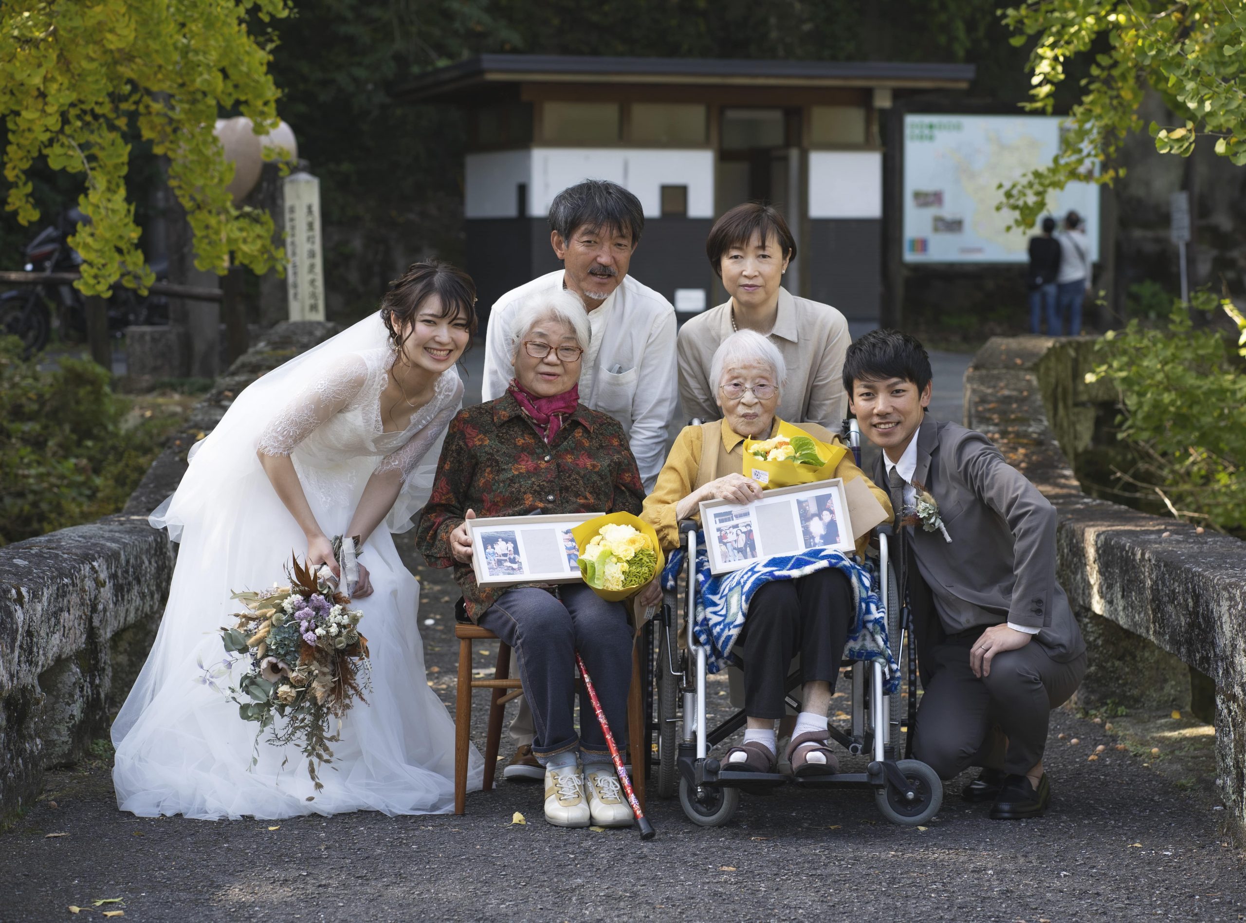 新郎新婦とご両親とおばあちゃんの幸せな写真