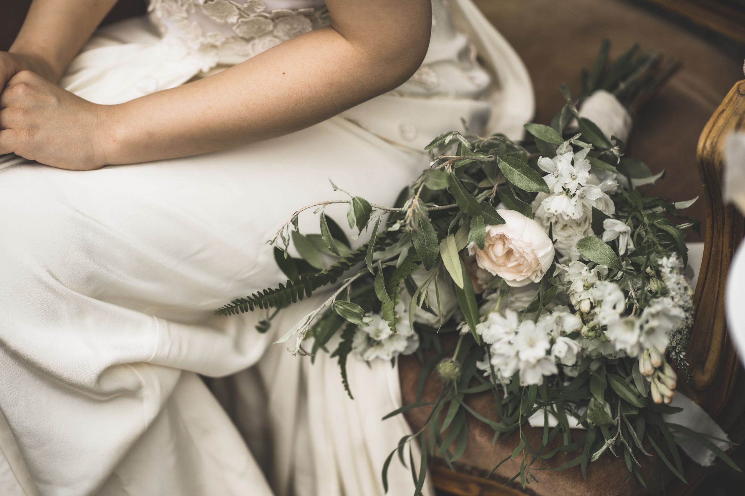 白とグリーンのナチュラルなウェディングブーケ