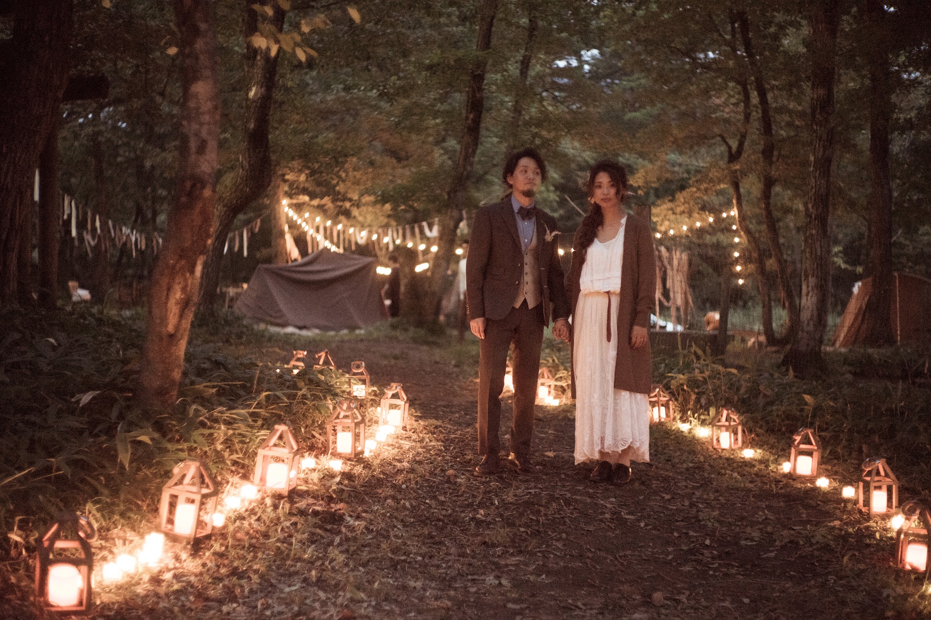 幻想的なキャンドル灯る広島の森の中でのガーデンウェディング。