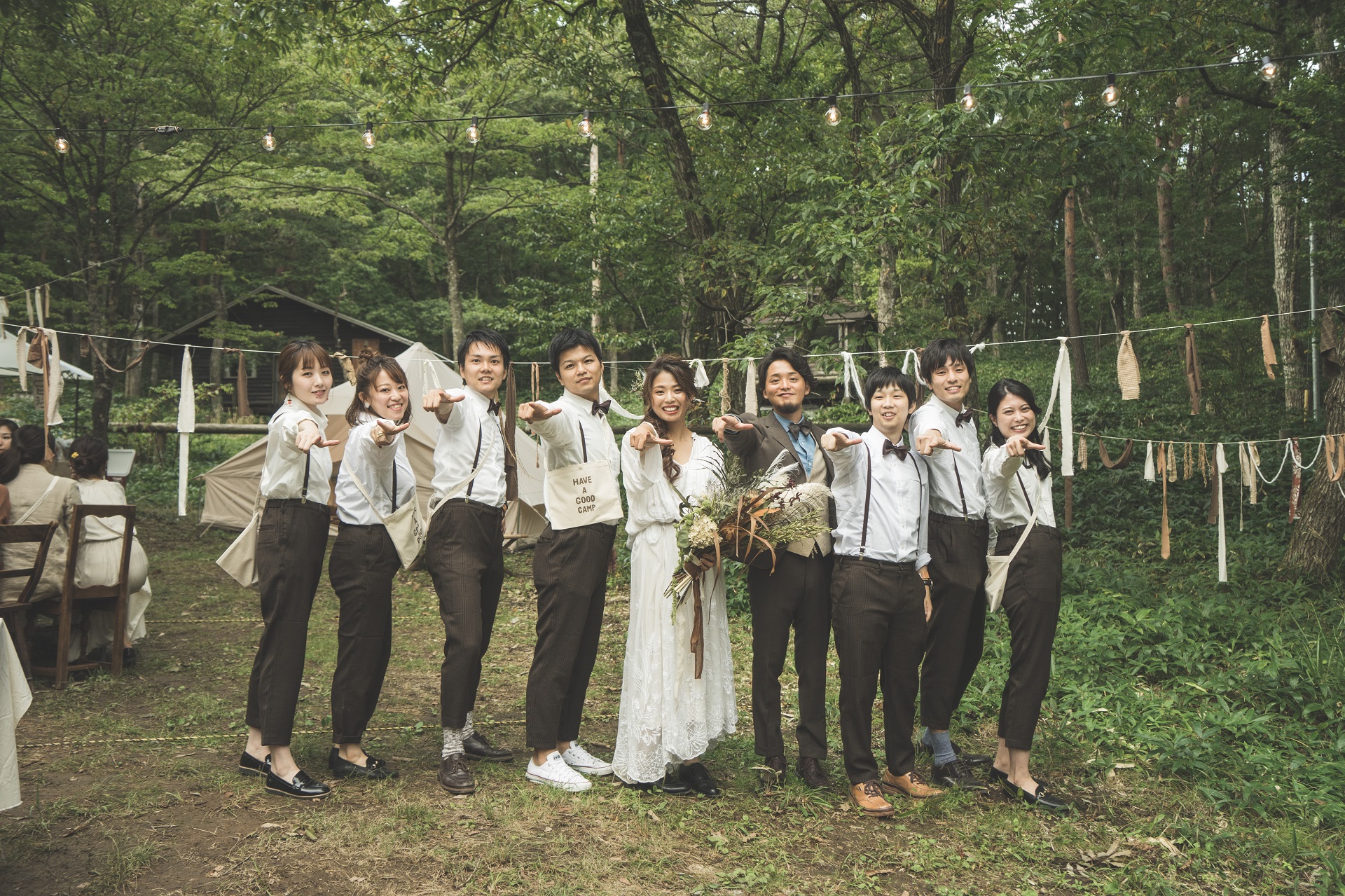 屋外結婚式にて色を統一感あるドレスコードのゲスト。