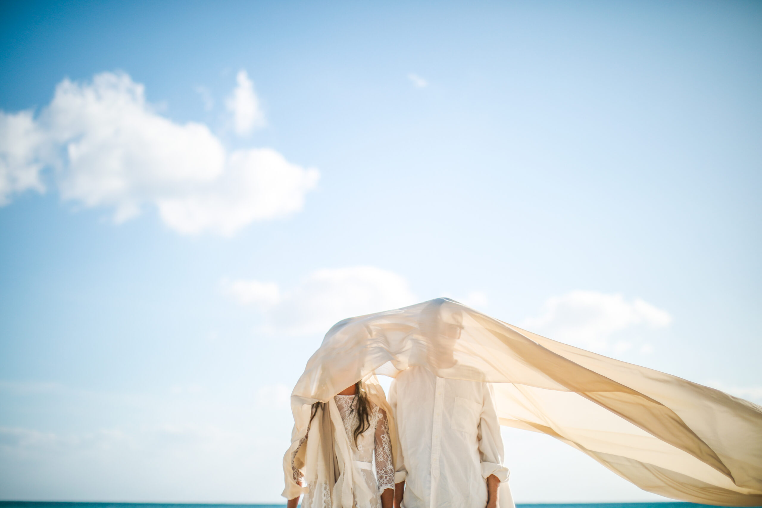 宮古島の青い空での結婚式前撮り