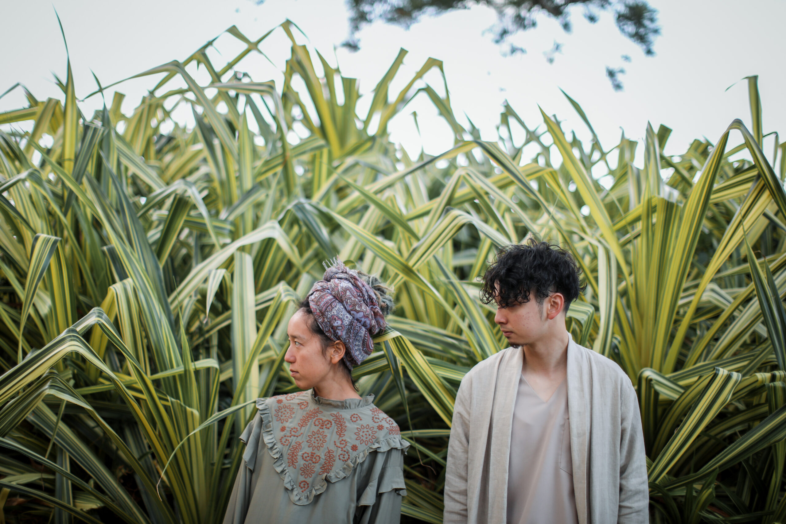 宮古島のグリーンをバックにしたウェディングフォト