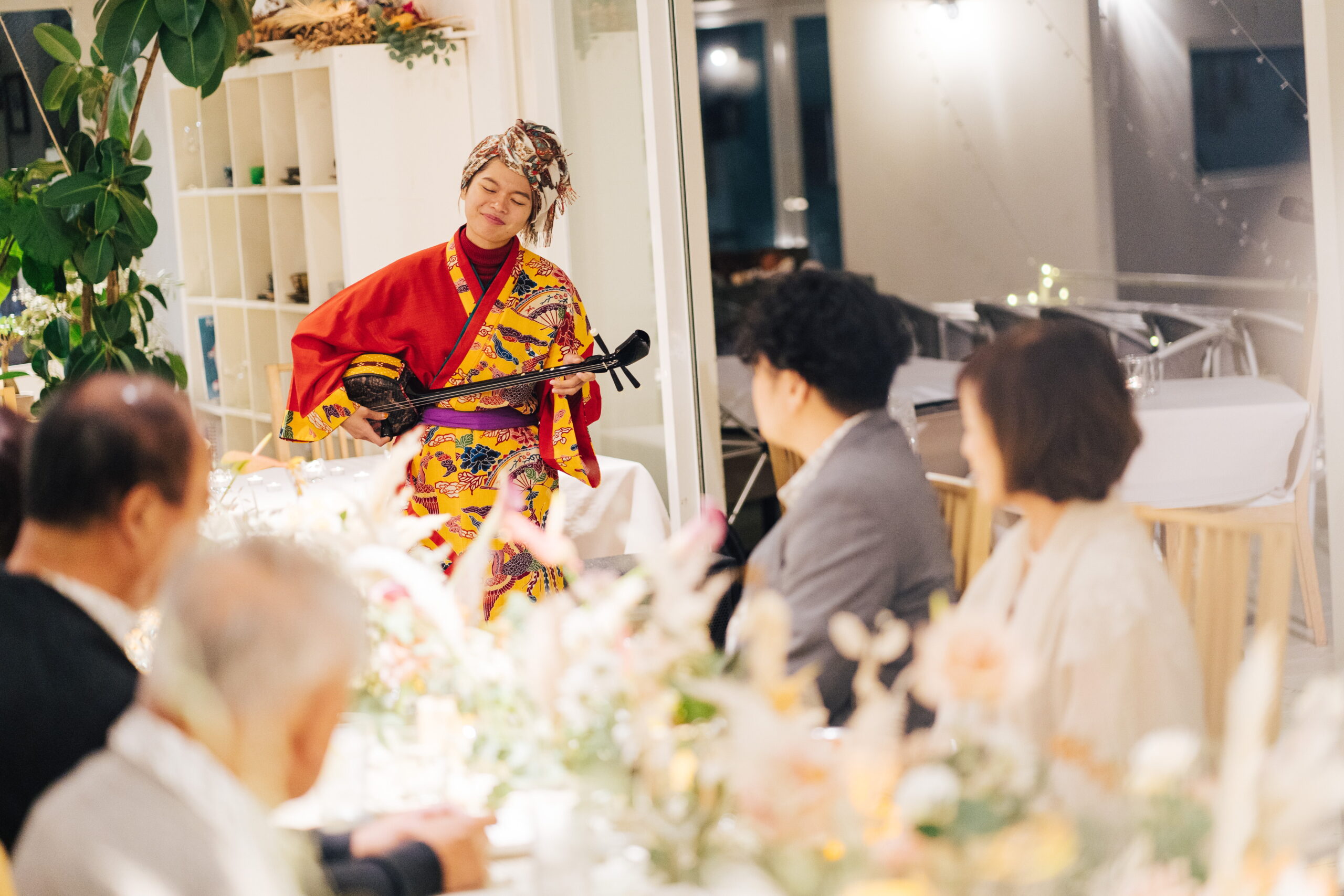 沖縄ウェディングならではの三線のおもてなし