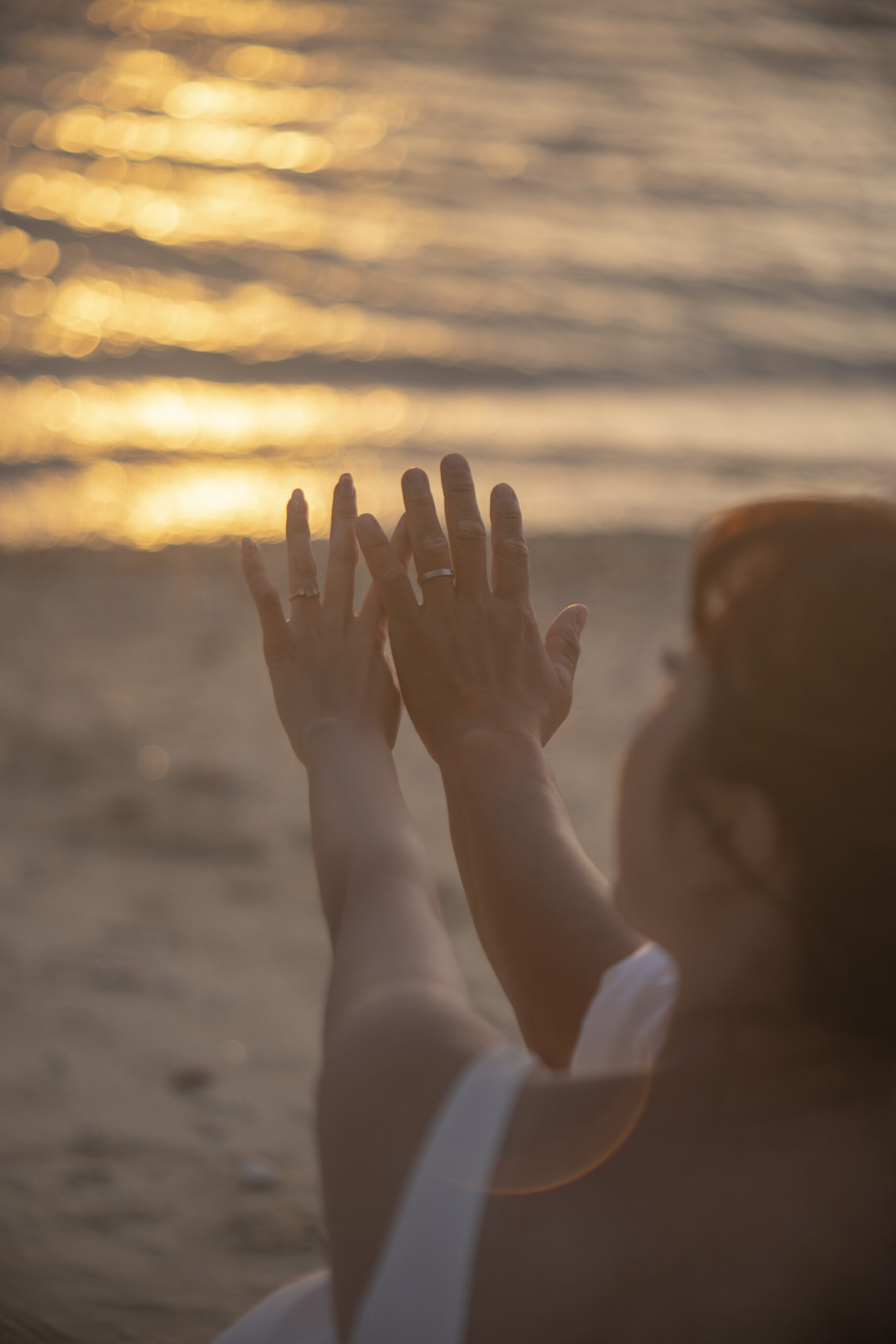 沖縄のサンセットが美しいビーチでのフォトウェディング。