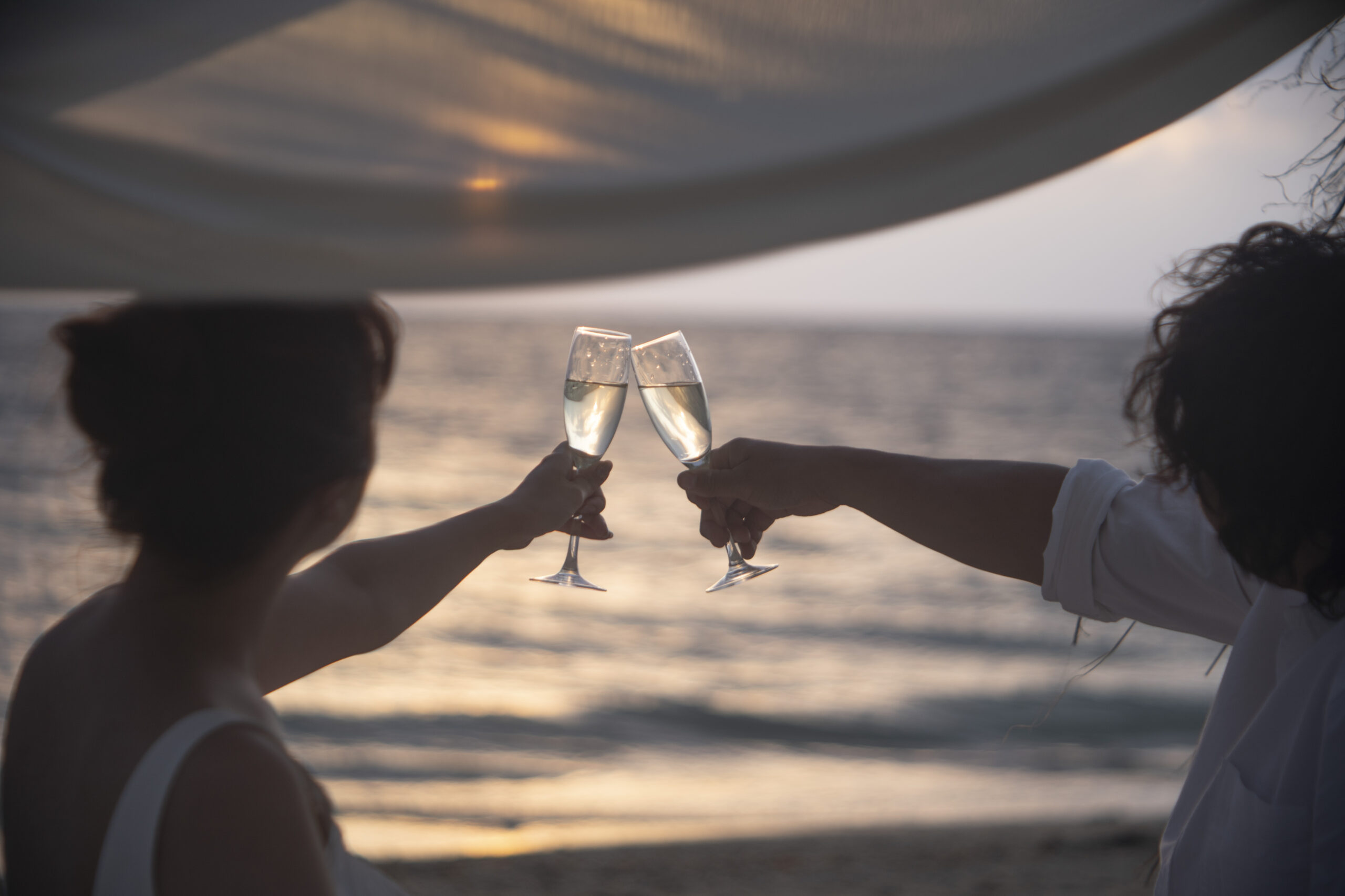 沖縄の夕日差し込む海辺での結婚式前撮り。