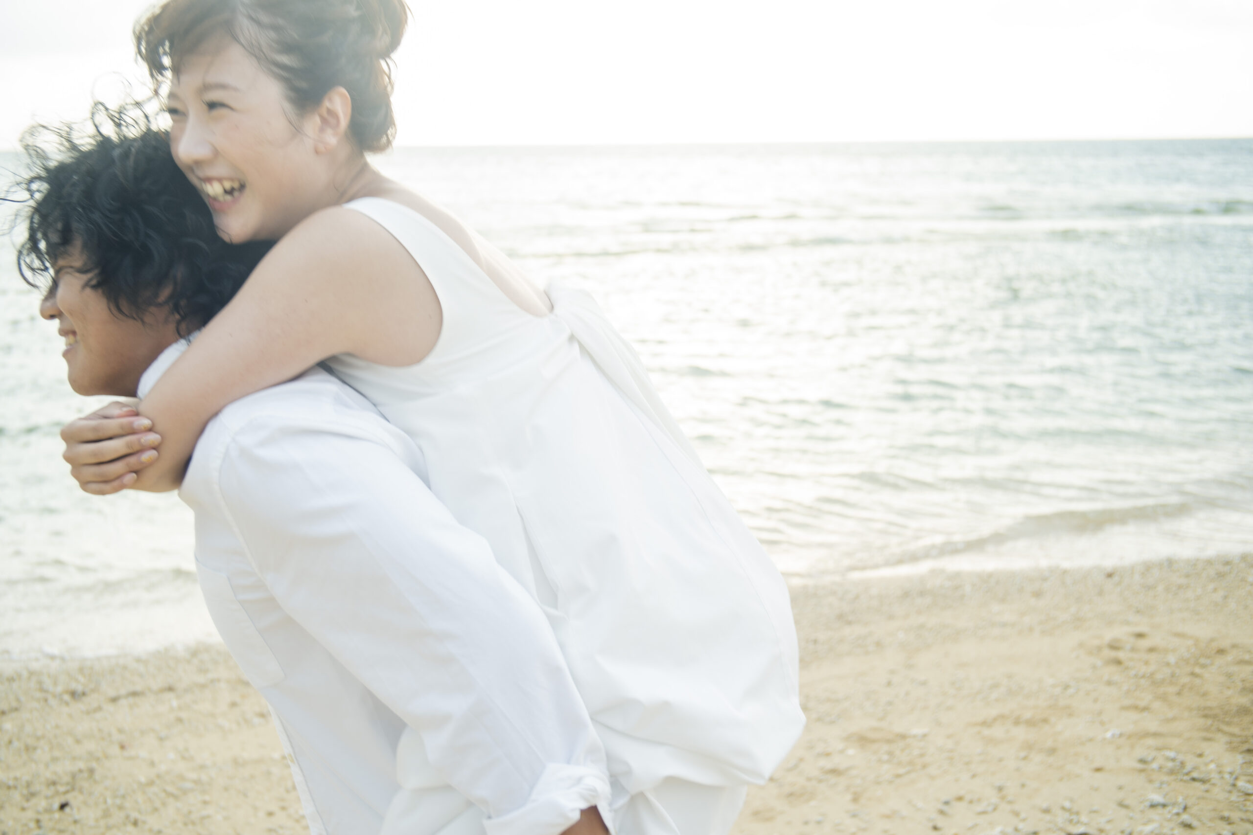 沖縄のビーチでのウェディングフォト。