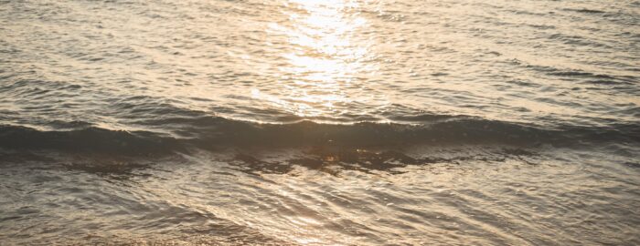 サンセットが反射する沖縄の砂浜