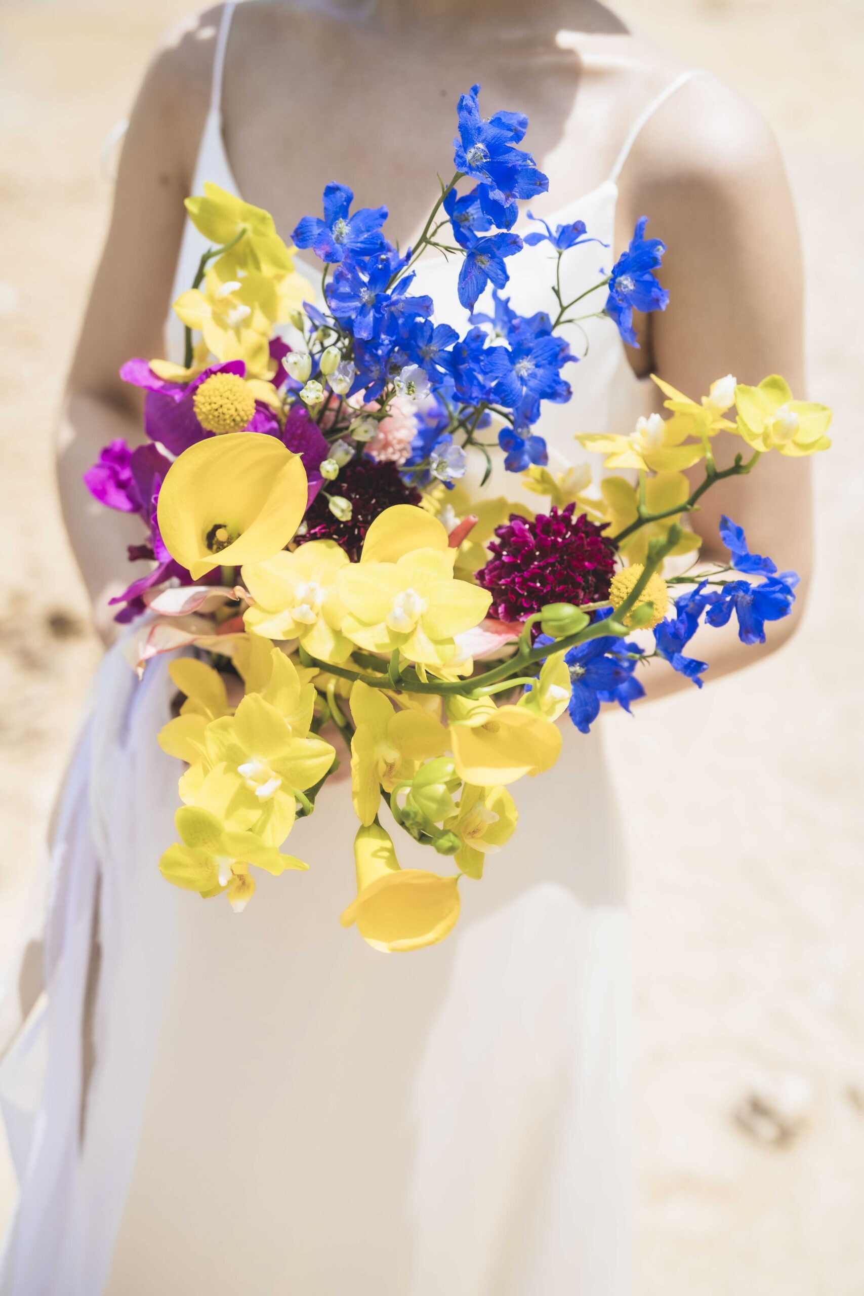 沖縄フォトウェディングでのカラフルな前撮りブーケ。