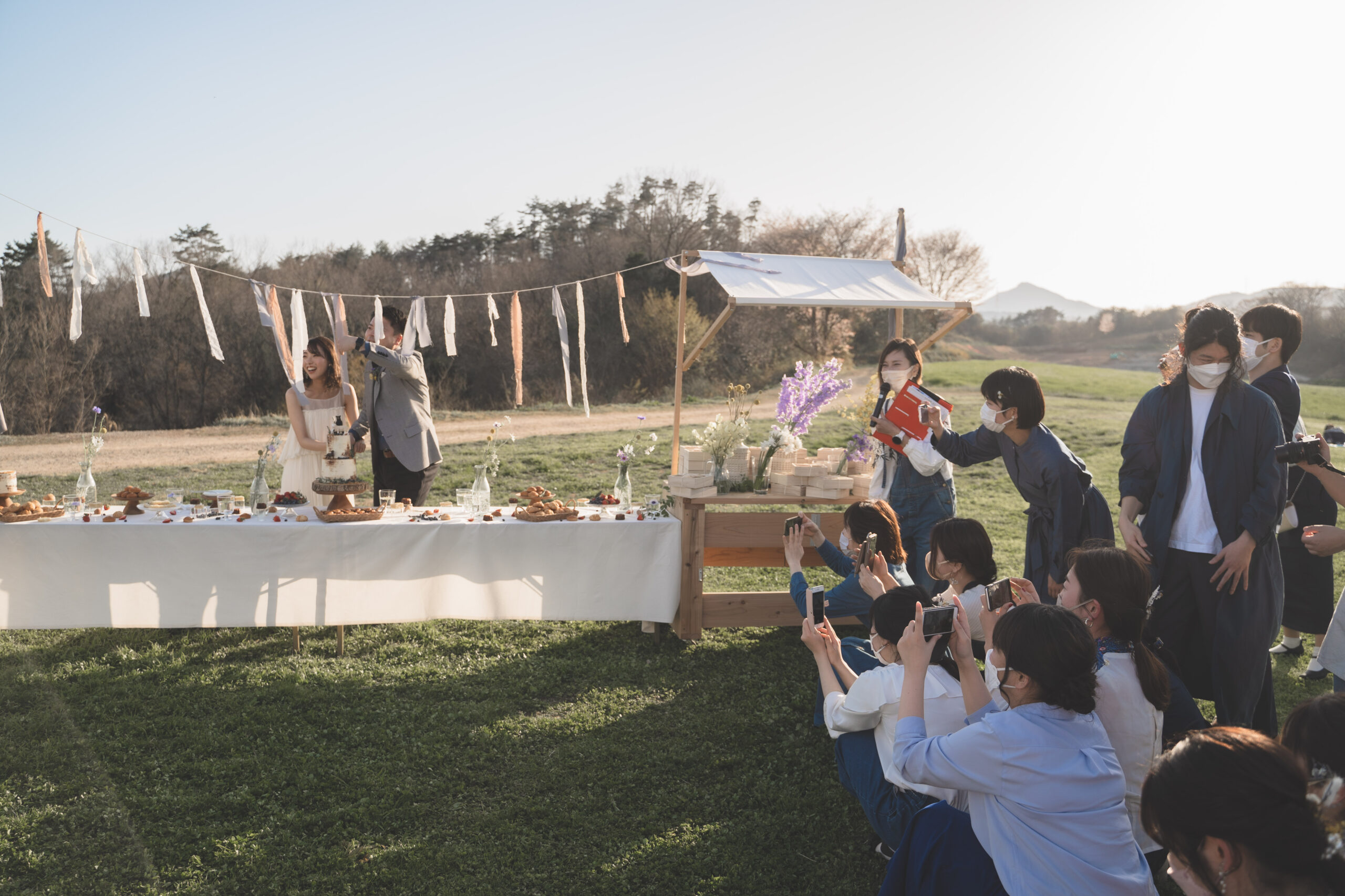 砂谷牧場での結婚式にてケーキカットシーン。