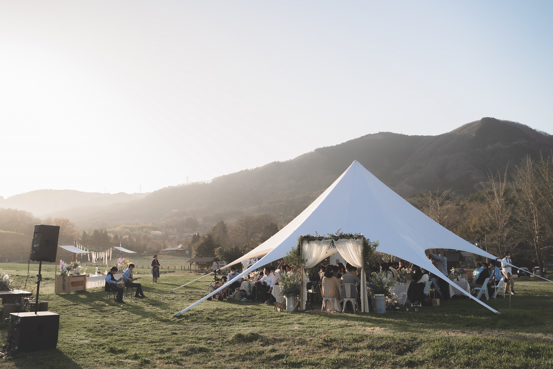 広島の久保アグリファームにてアウトドアでのテントウェディング。