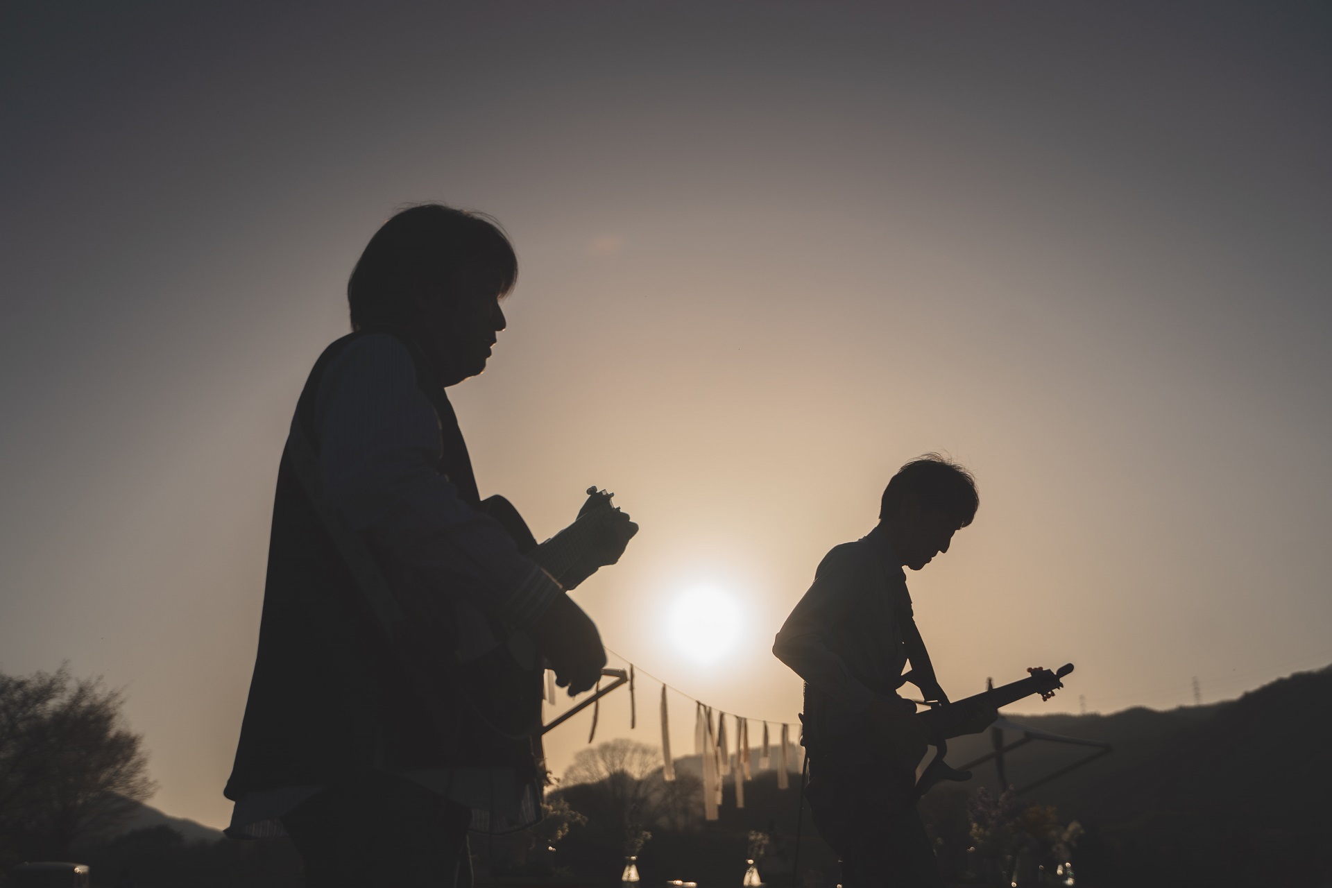 アウトドアウェディングにてゲストから歌のプレゼント。