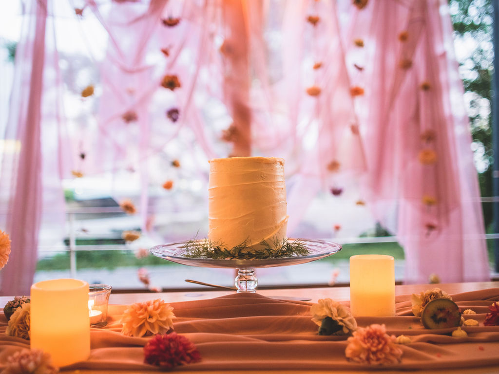 シンプルなウェディングケーキ。