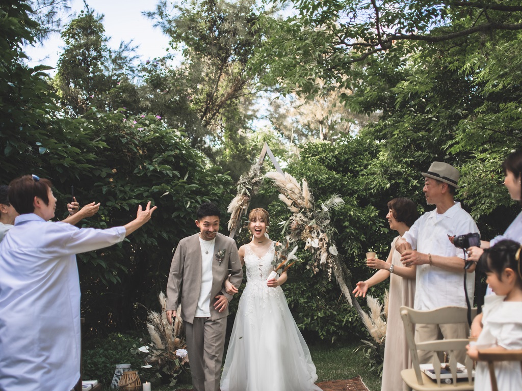 P-style weddingがプロデュースする沖縄の森の中でご家族だけでの小人数挙式。