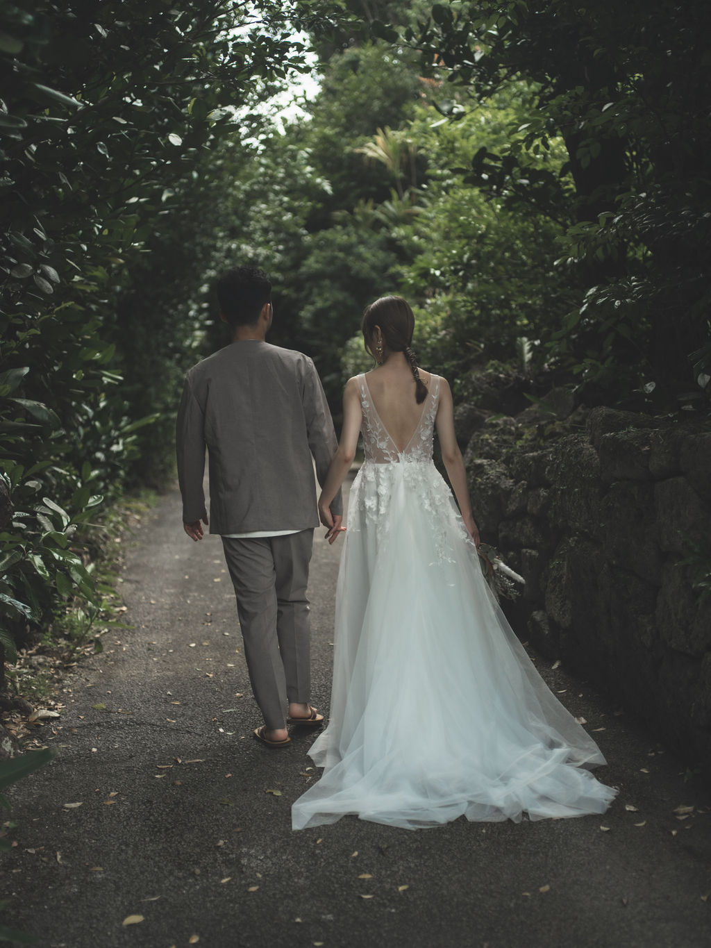 沖縄フォトウェディングでフクギ並木での新郎新婦。