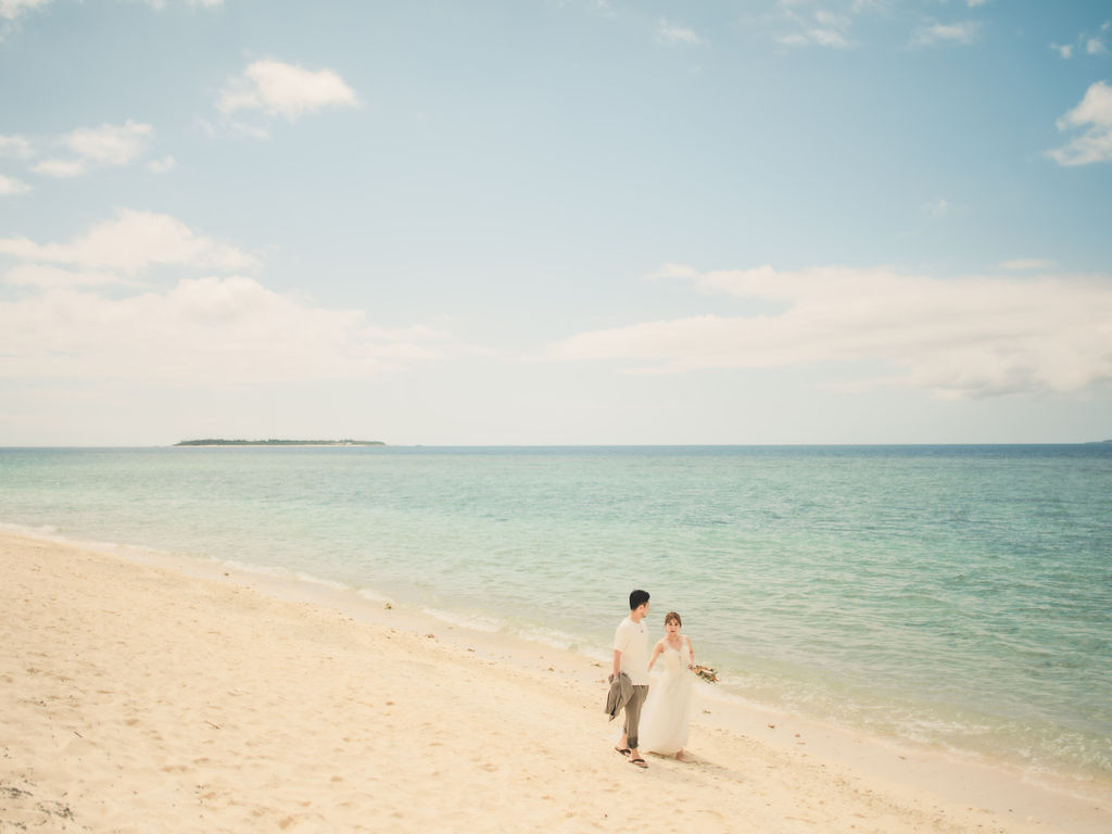 沖縄北部のビーチでのウェディングフォト。