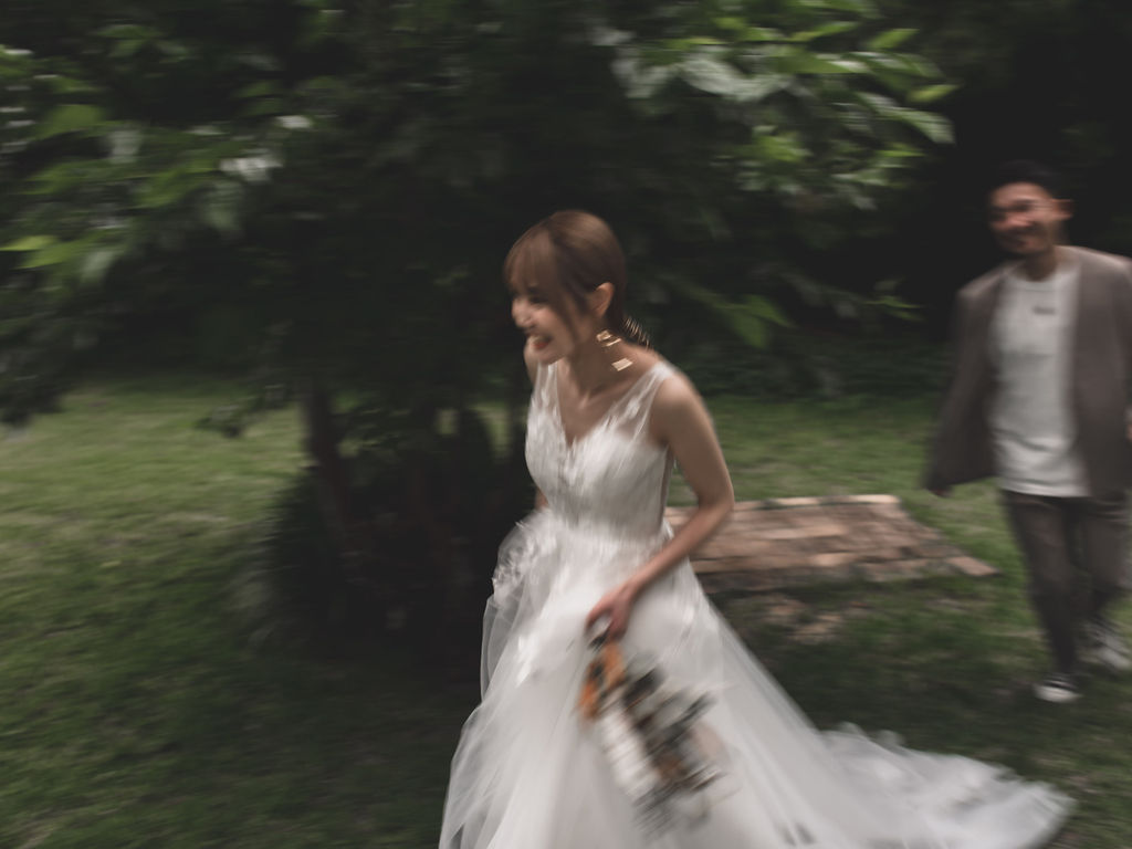 沖縄フォトウェディングでの楽しそうな新郎新婦。