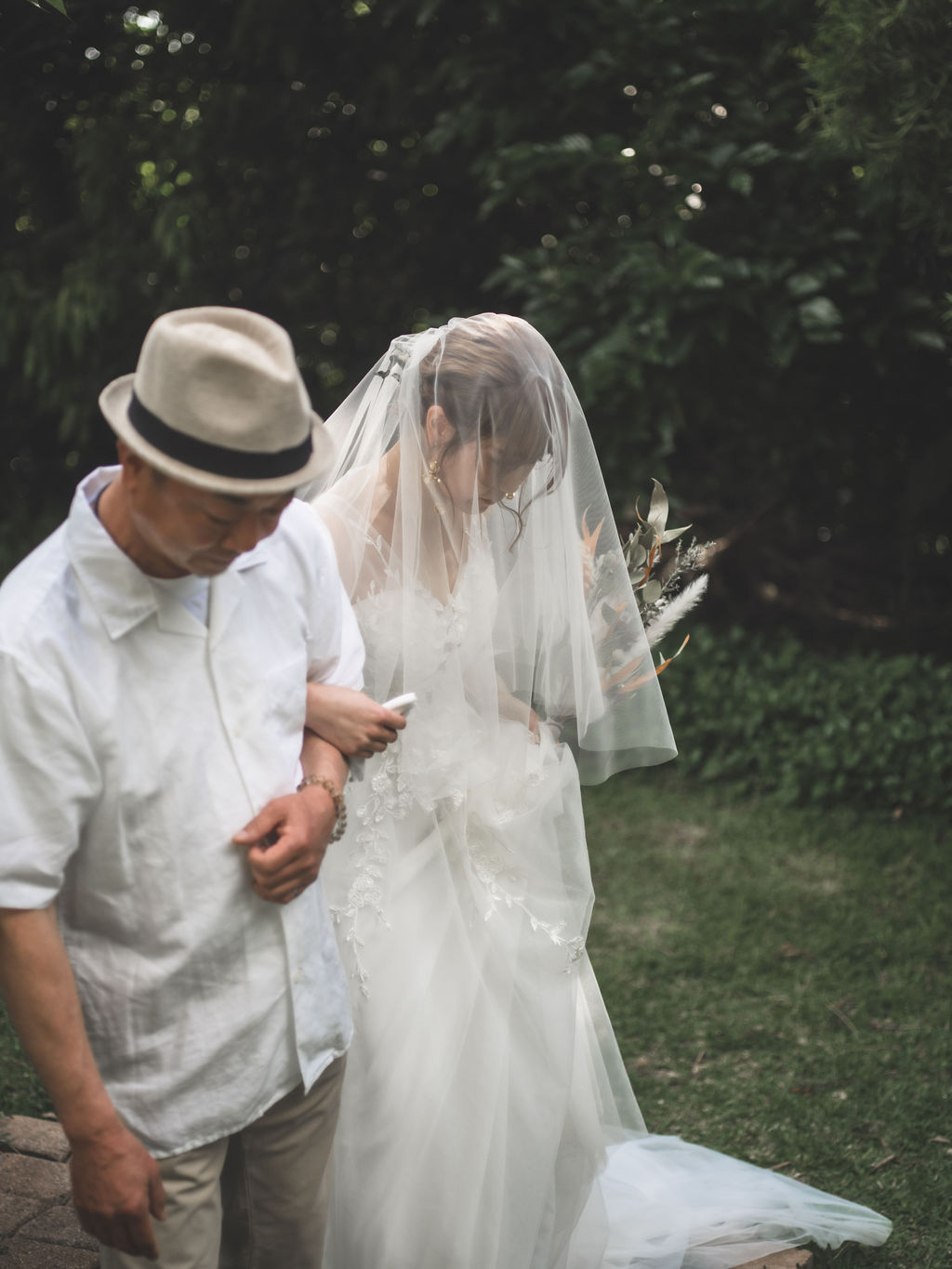 沖縄屋外結婚式での新婦入場シーン。