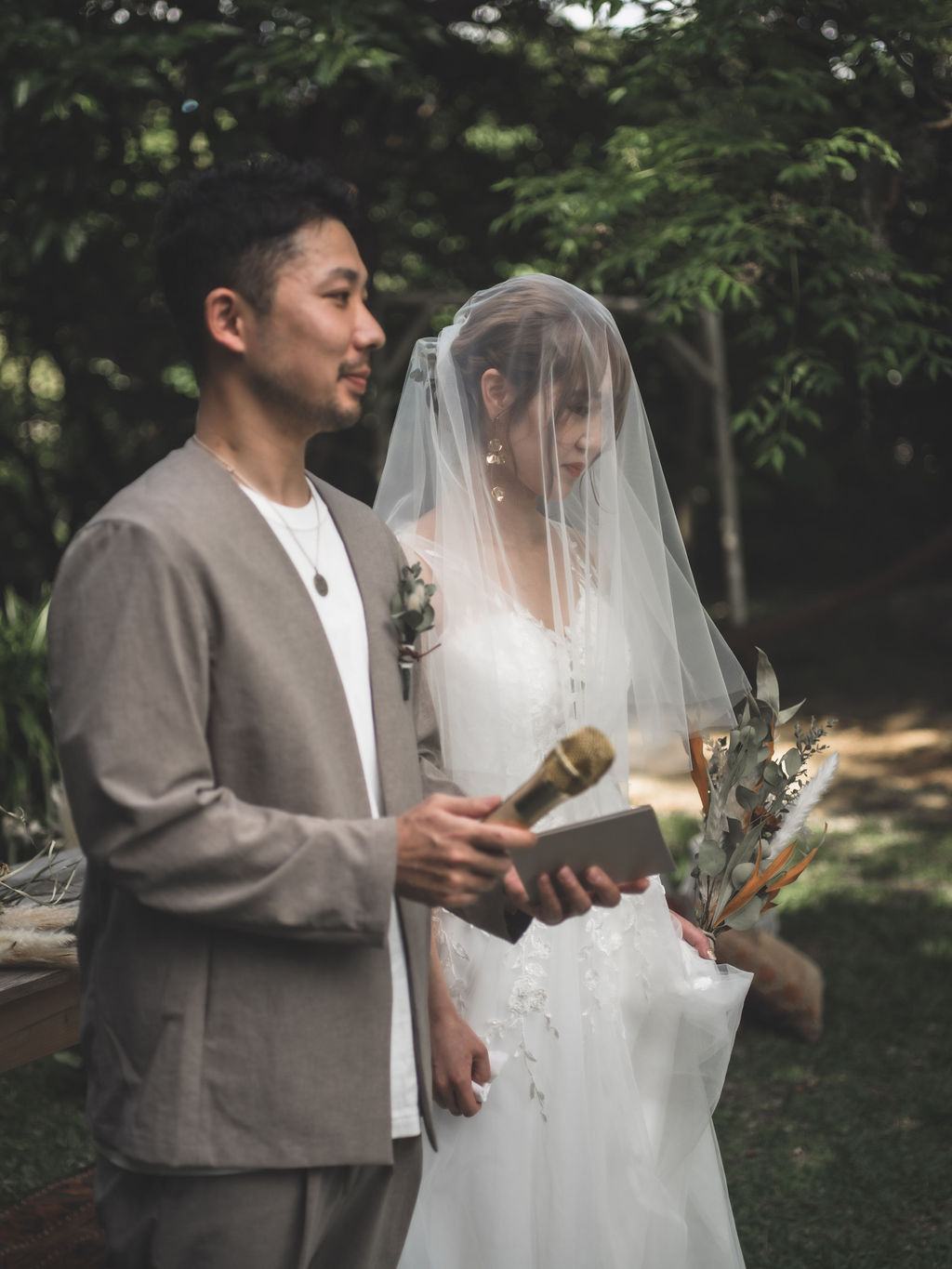 沖縄アウトドアウェディングでの新郎新婦。