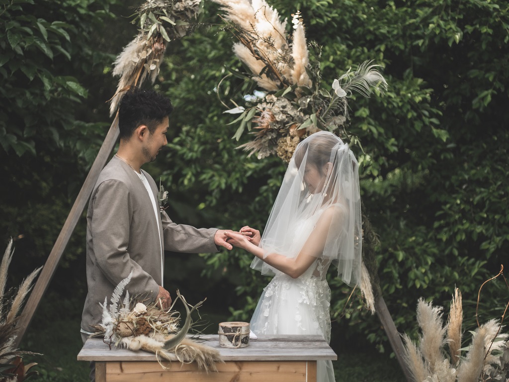 沖縄ガーデンウェディングでの新郎新婦指輪の交換シーン。