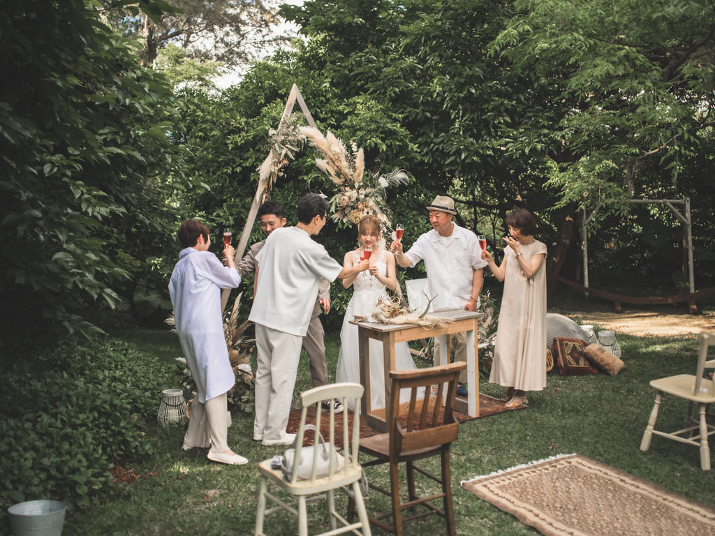 沖縄家族挙式での乾杯シーン。