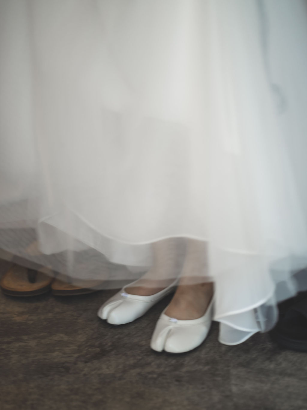 沖縄前撮りでお支度をする花嫁。