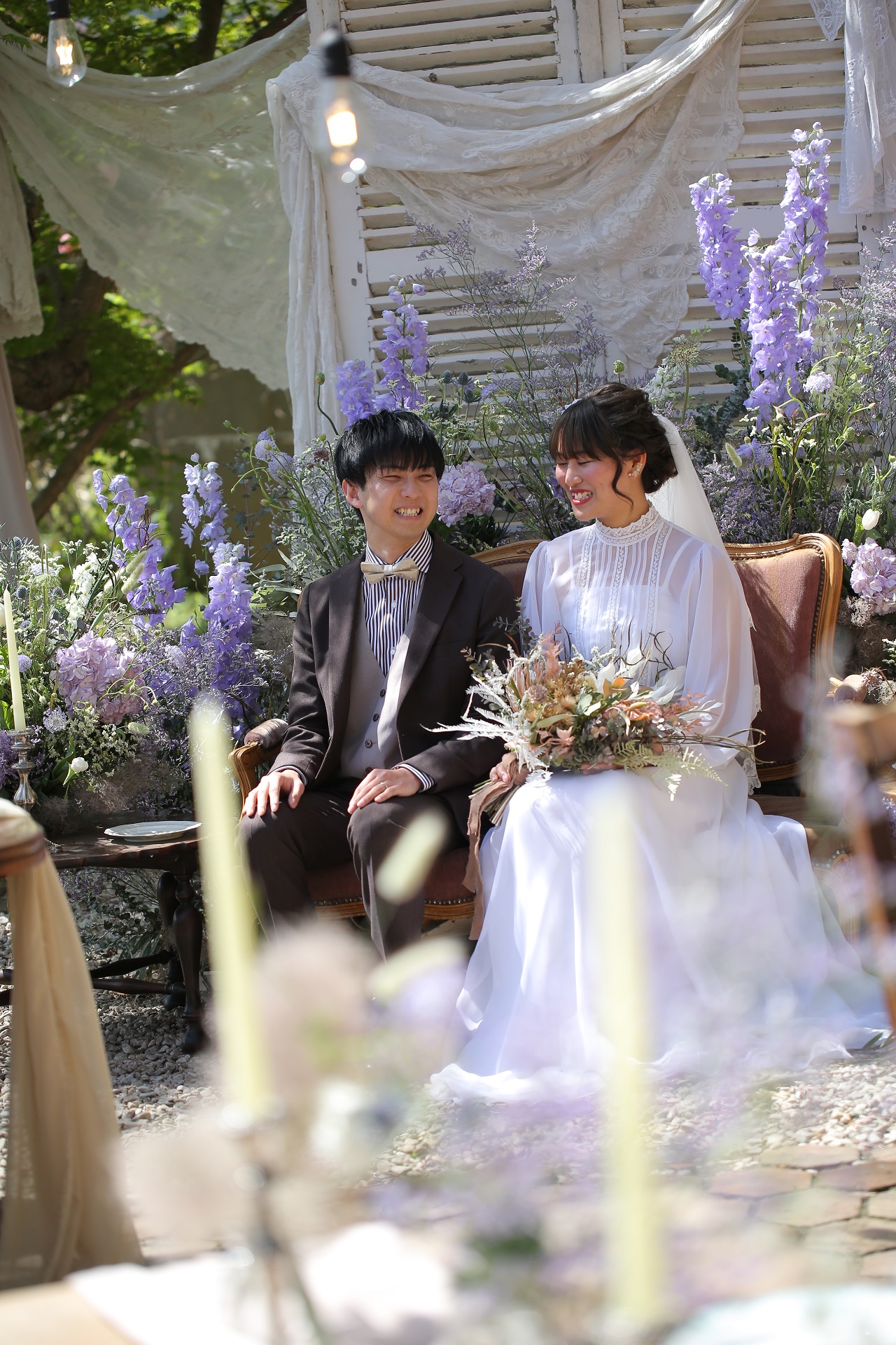 楽しそうな新郎新婦のウェディングフォト。