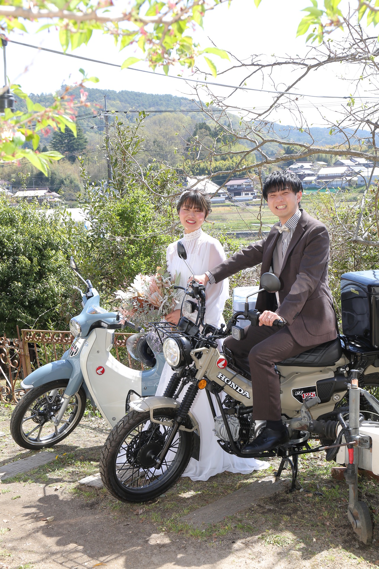 広島オリジナルウェディングでのバイクと新郎新婦。