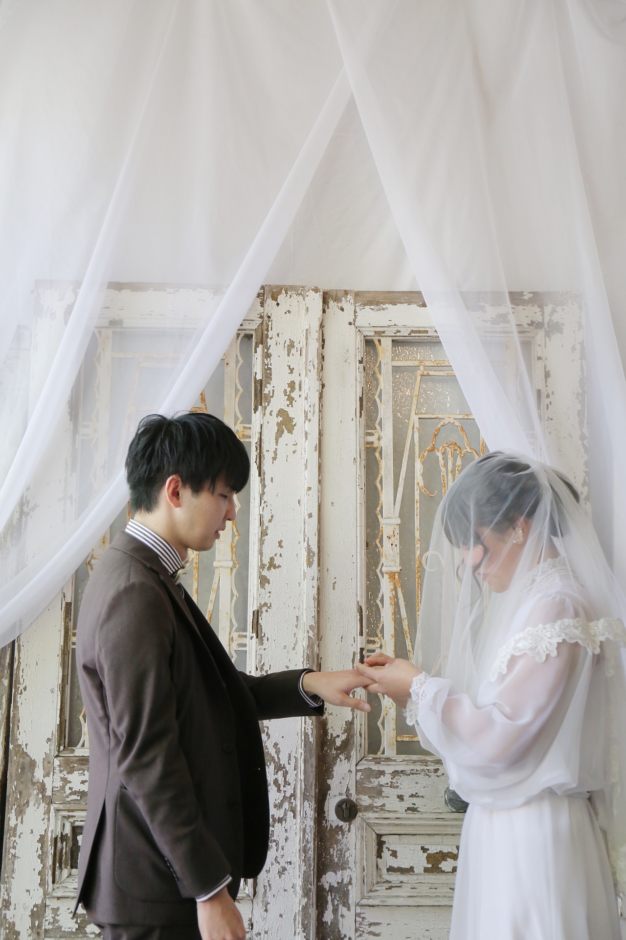 指輪交換をする新郎新婦。