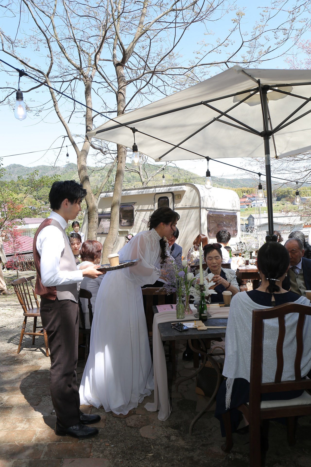 広島屋外結婚式にてゲストをもてなす花嫁。
