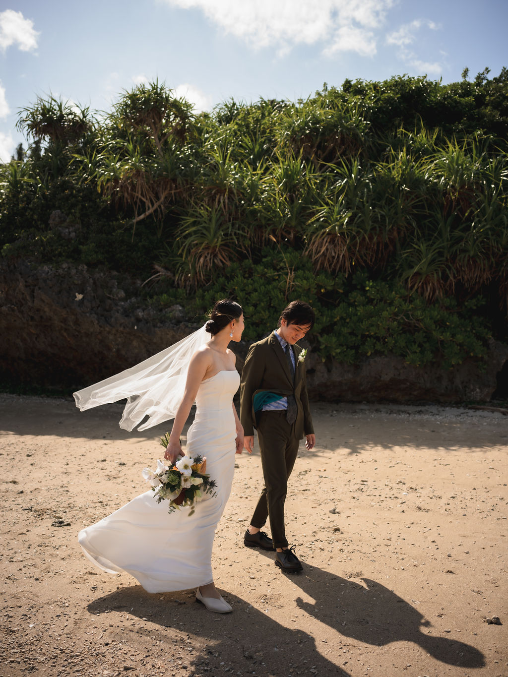 沖縄オリジナルウェディングにてパーティー前のフォトタイム。