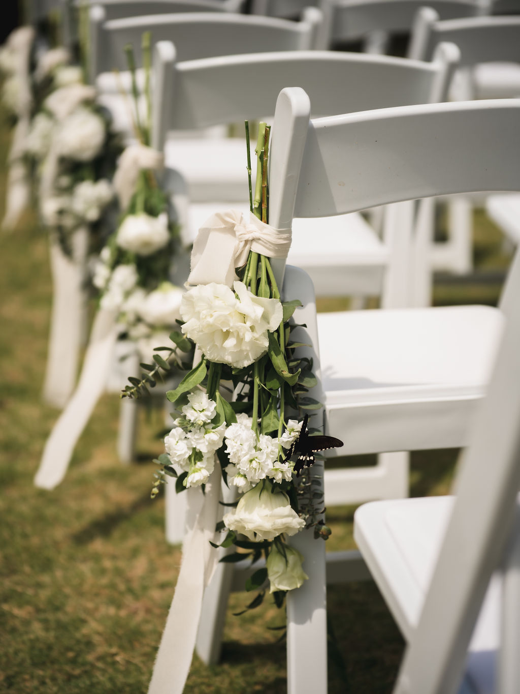 沖縄ガーデンウェディングでのチェアフラワー。