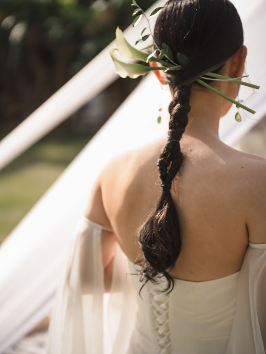 ガーデンウェディングでの新婦様ヘアスタイル。