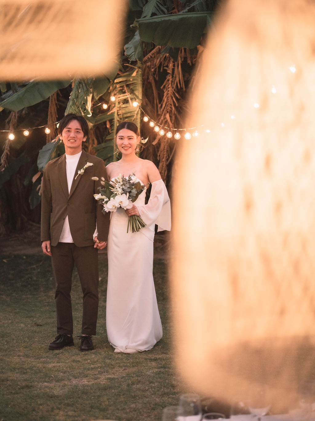 沖縄ガーデンウェディングにてお見送りをする新郎新婦。