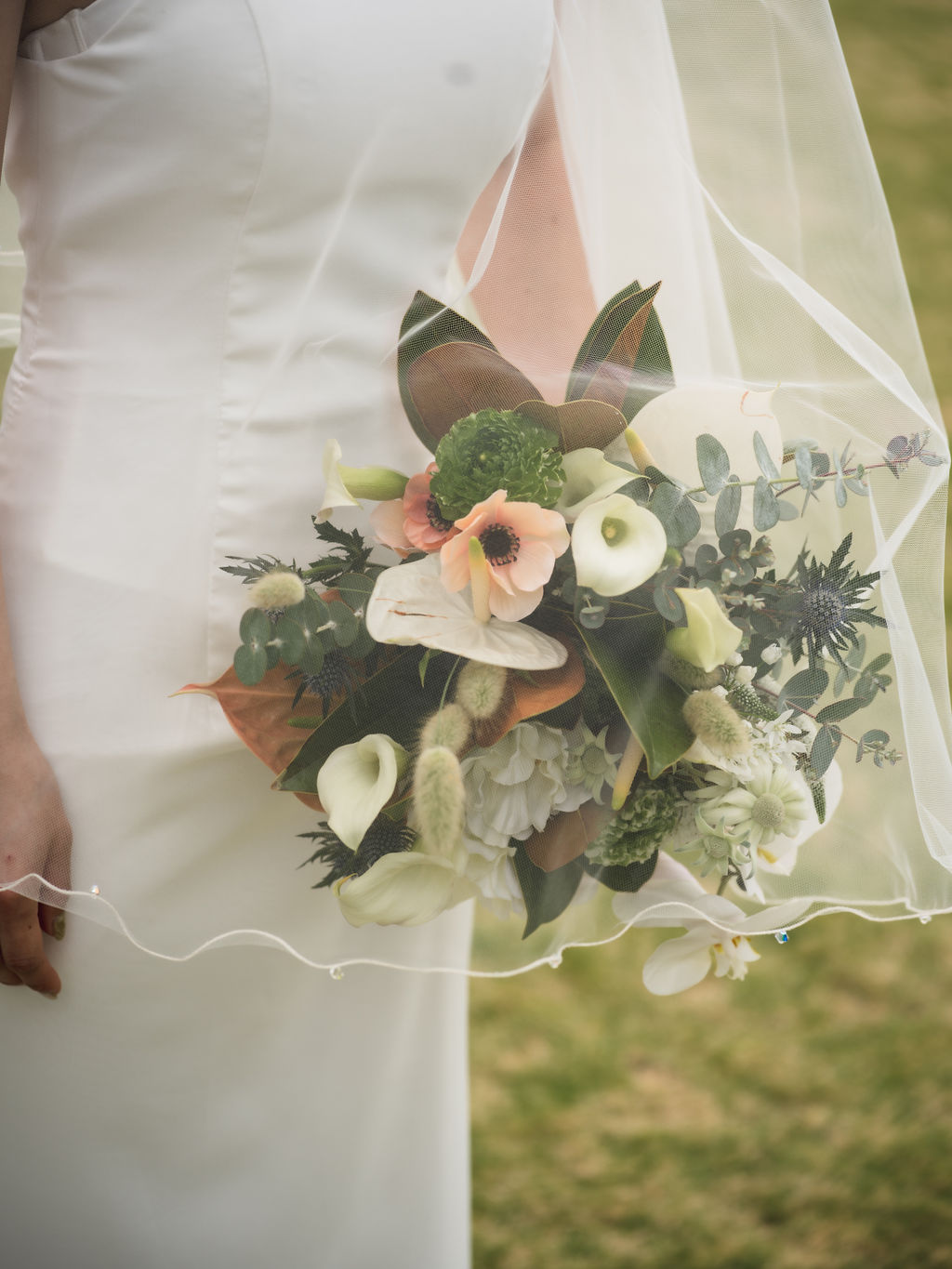 沖縄オリジナルウェディングにて花屋ルパサージュエメが束ねたブーケ。