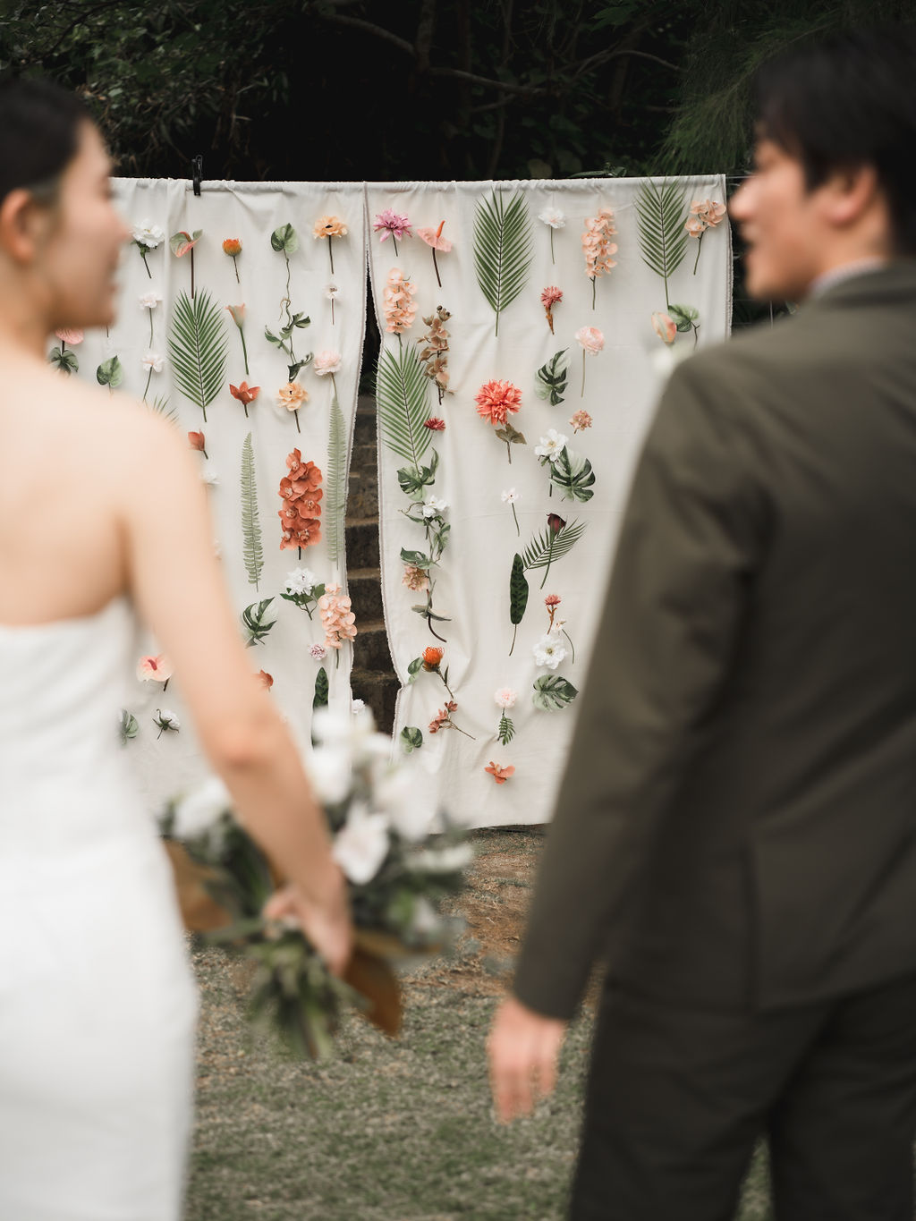 沖縄ガーデンウェディングでのフラワーカーテン。