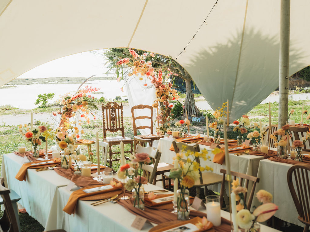 沖縄のビーチでのテントウェディング。